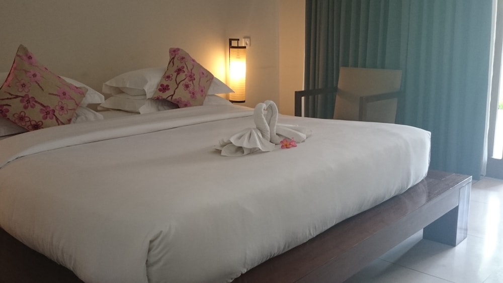 Deluxe Room, Pool View