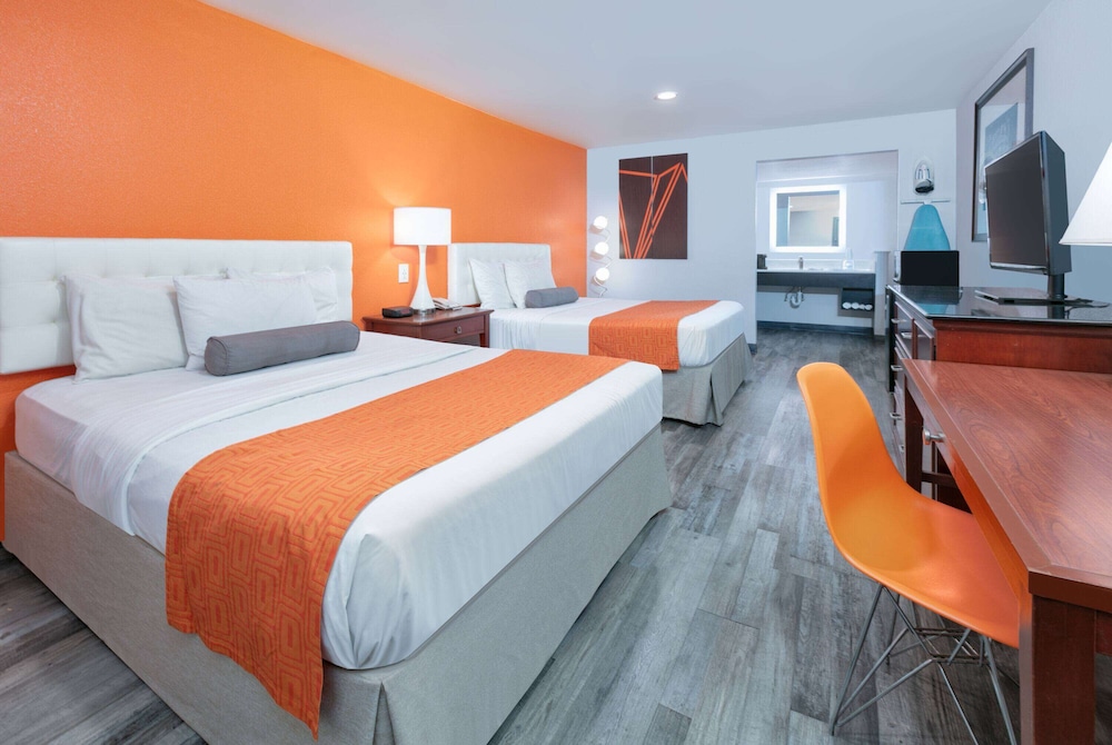 Room, 2 Queen Beds, Smoking - Photo 2