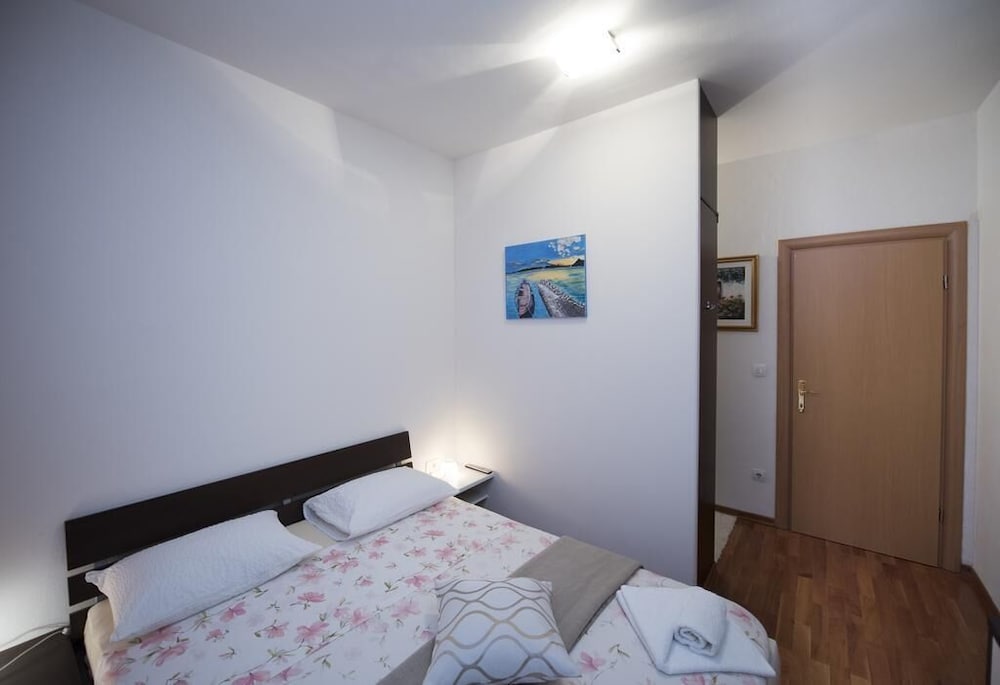 House (One Bedroom Home with Pool) photo 3