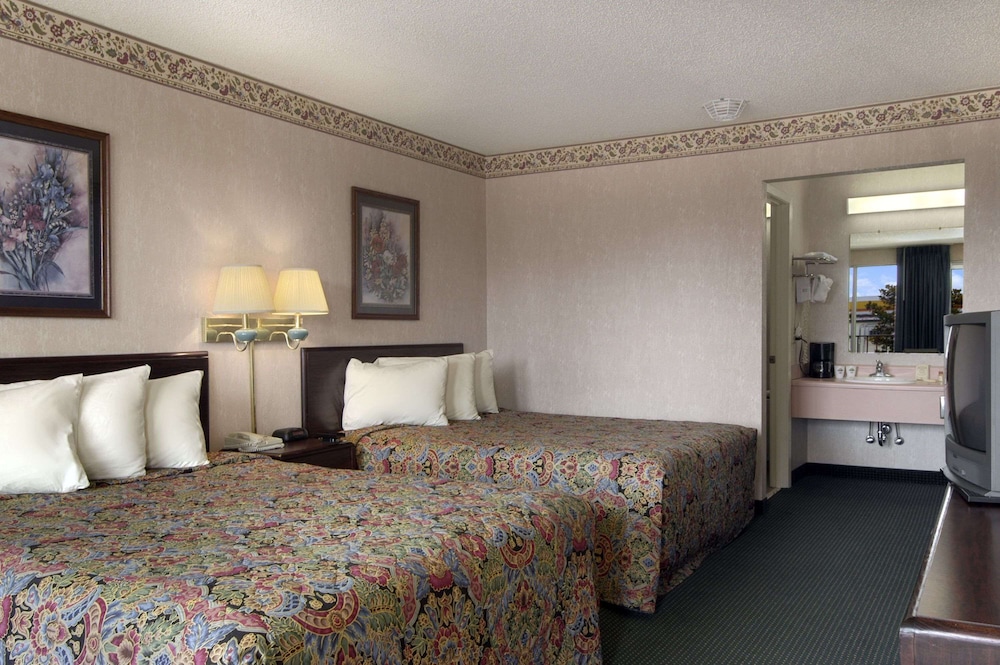 Room, 2 Queen Beds, Accessible, Non Smoking - Photo 1