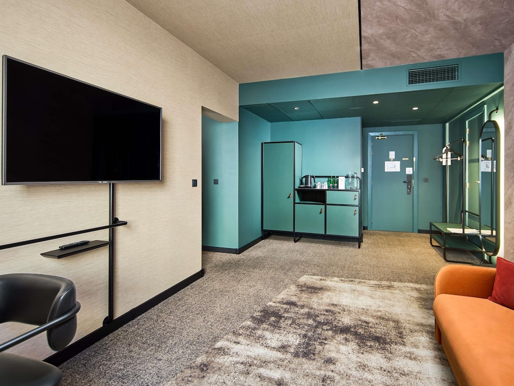 Executive Suite, 1 Queen Bed with Sofa bed thumbnail 6