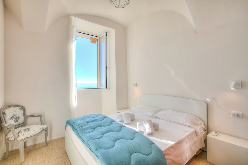 Family Apartment, 2 Bedrooms, Sea Facing (La Casa Sulla Spiaggia - On The Beach) photo 1