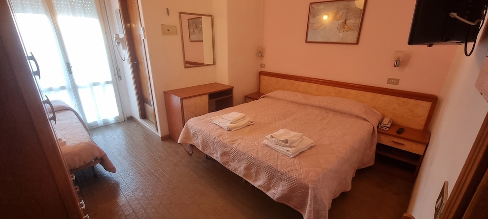 Economy Triple Room