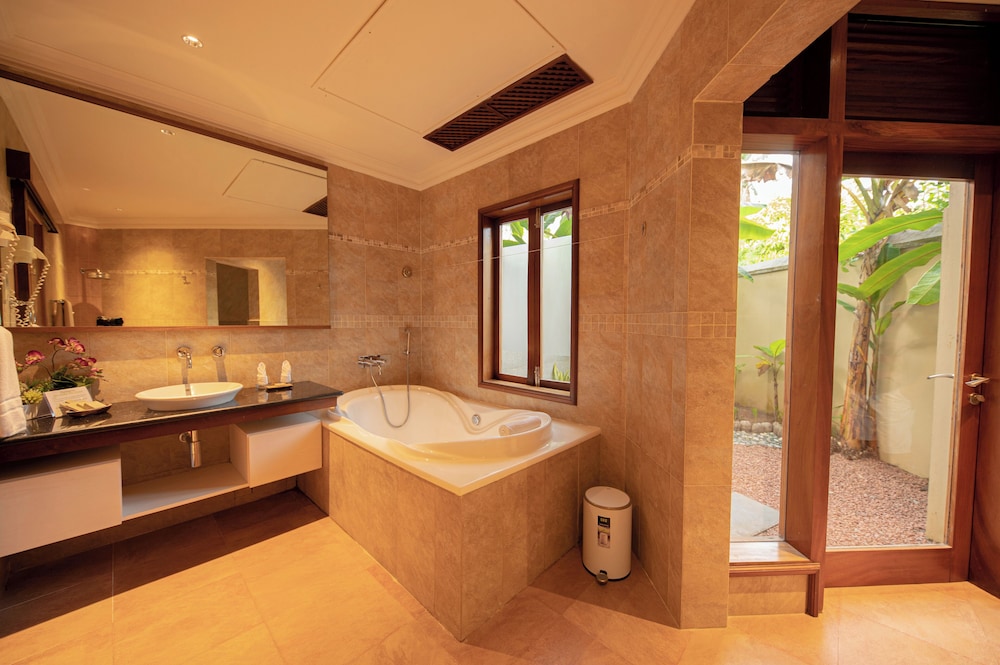 Honeymoon Suite - Photo 13