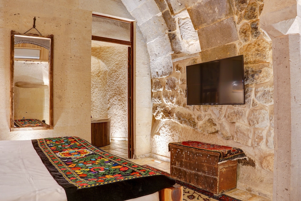 Superior Cave Room - Photo 11