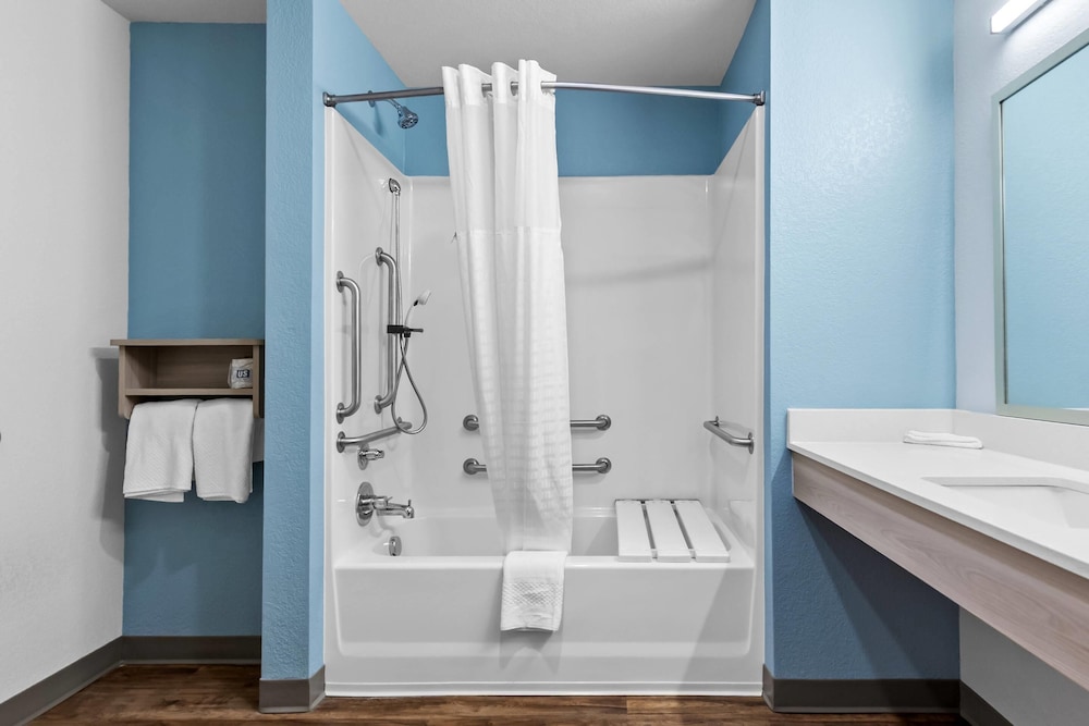 Suite, 1 Queen Bed, Accessible, Non Smoking (Transfer Shower) photo 3