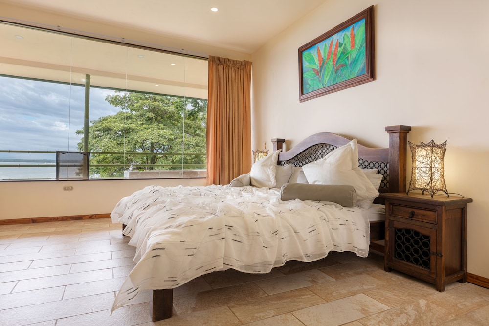 Deluxe Comfort Suite with Ocean View - Photo 8