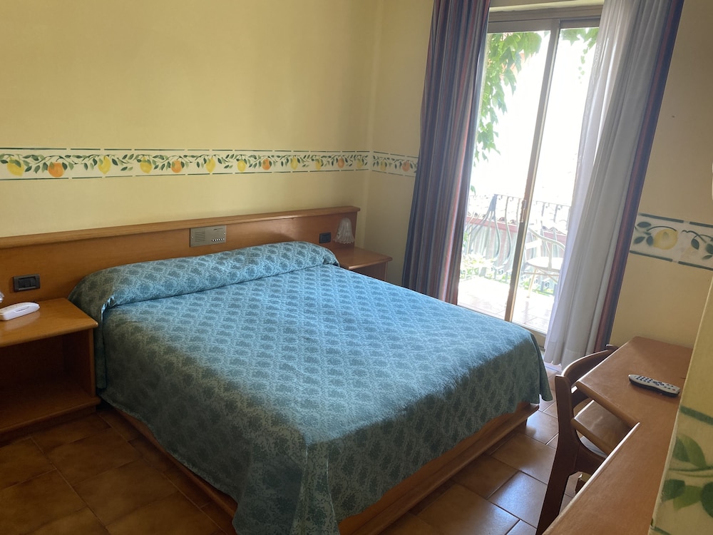 Room, Balcony - Photo 15