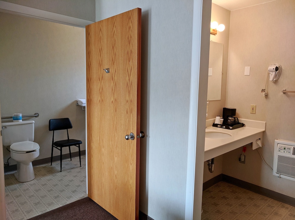 Single Room, 2 Queen Beds, Accessible, Pet-friendly photo 3