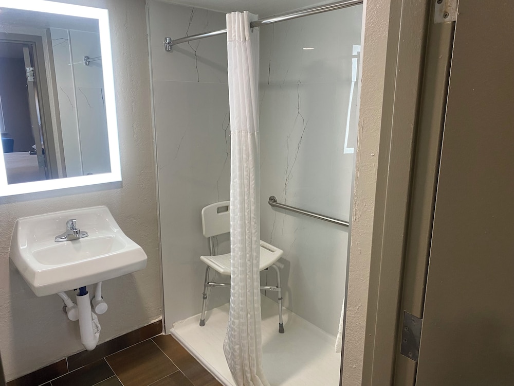 Room, 1 King Bed, Mobility Accessible, Non Smoking (Roll-In Shower) photo 2