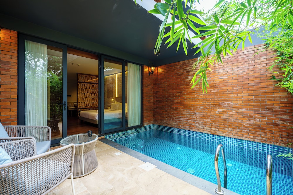 Luxury Suite, 1 King Bed, Private Pool - Photo 8