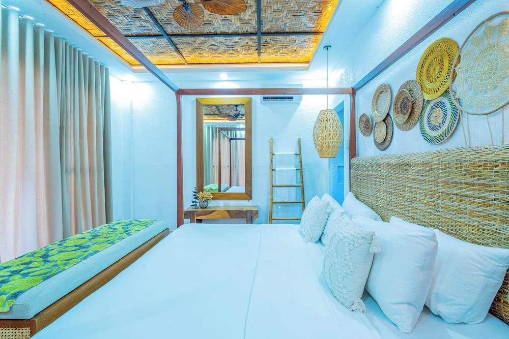Luxury Studio Suite, 1 King Bed, Sea View, Oceanfront