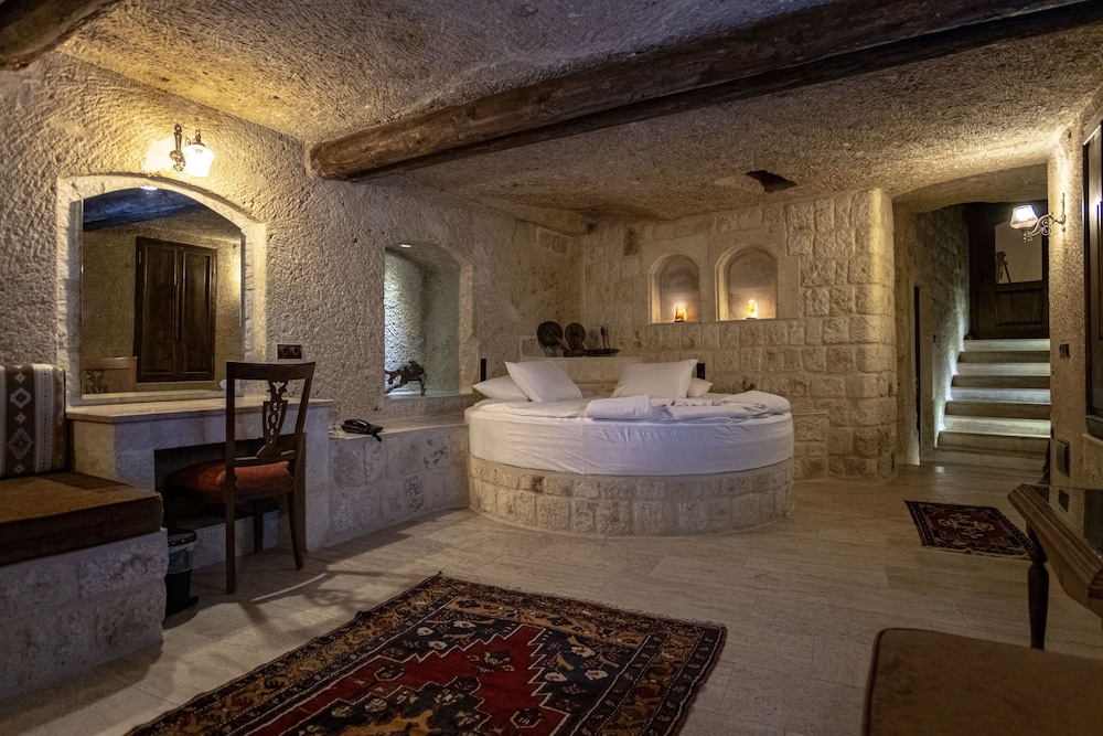 Deluxe Suite (Cave)