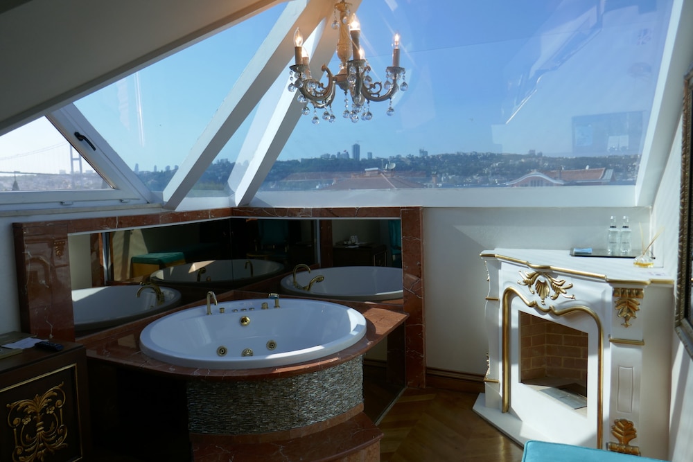 LUX KING - Honeymoon Room photo 2