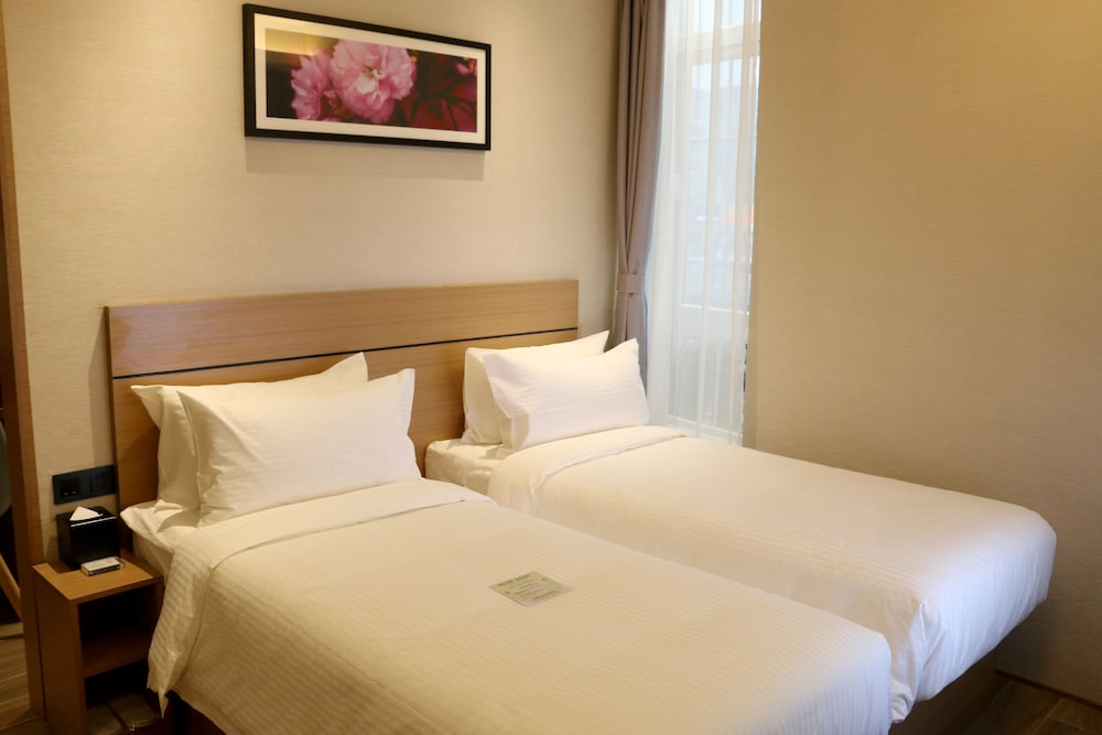 Standard Twin Room (Low Floor)