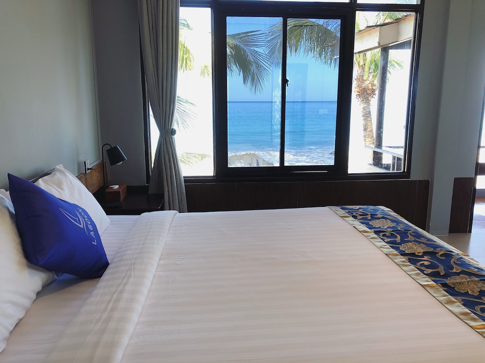 Premium Double Room, 1 King Bed, Balcony, Sea View photo 3