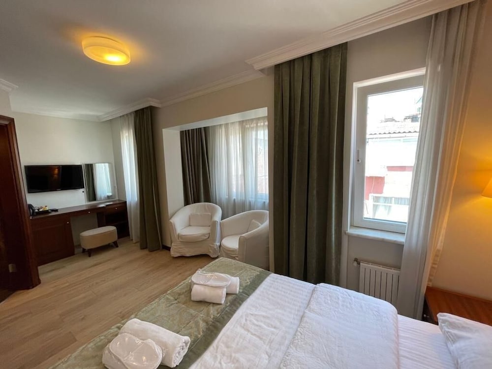 City Room photo 2