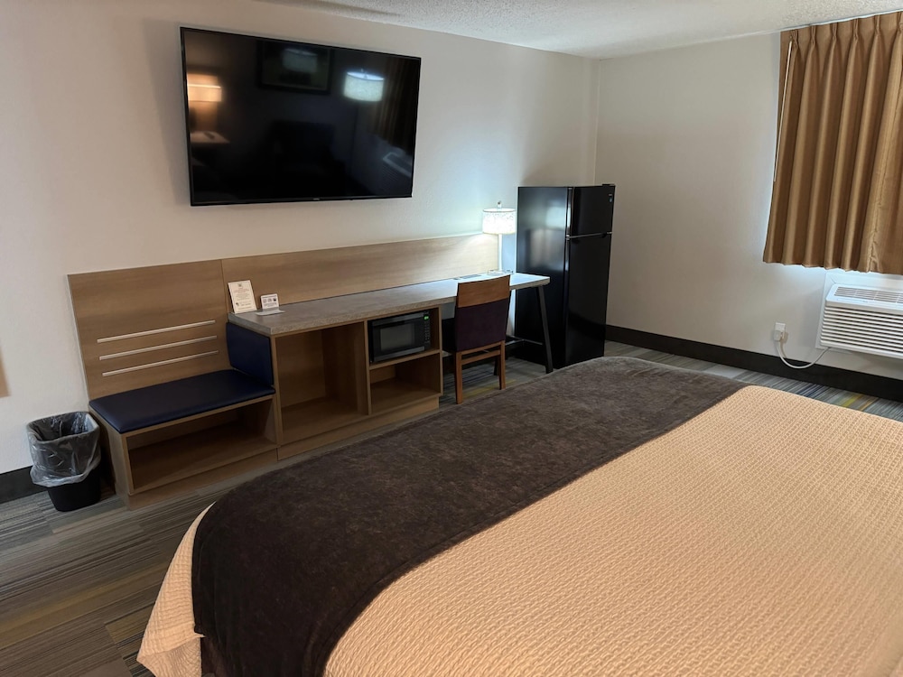 Standard Room, 1 King Bed, Non Smoking - Photo 4