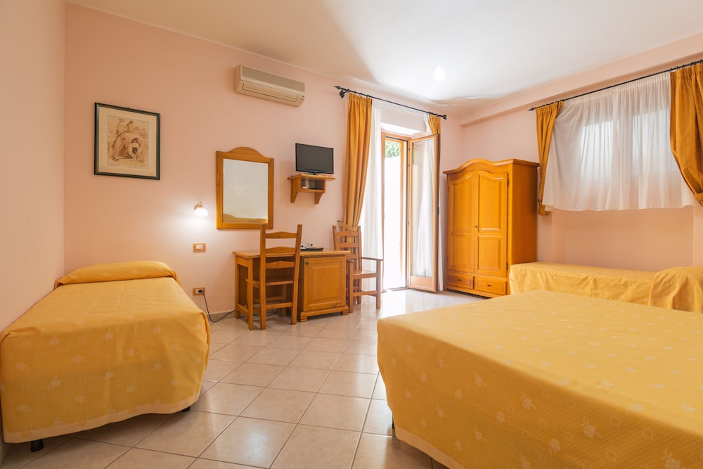 Quadruple Room - Photo 1