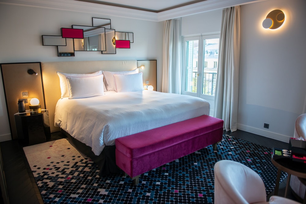 Deluxe Room Eiffel Tower View photo 2
