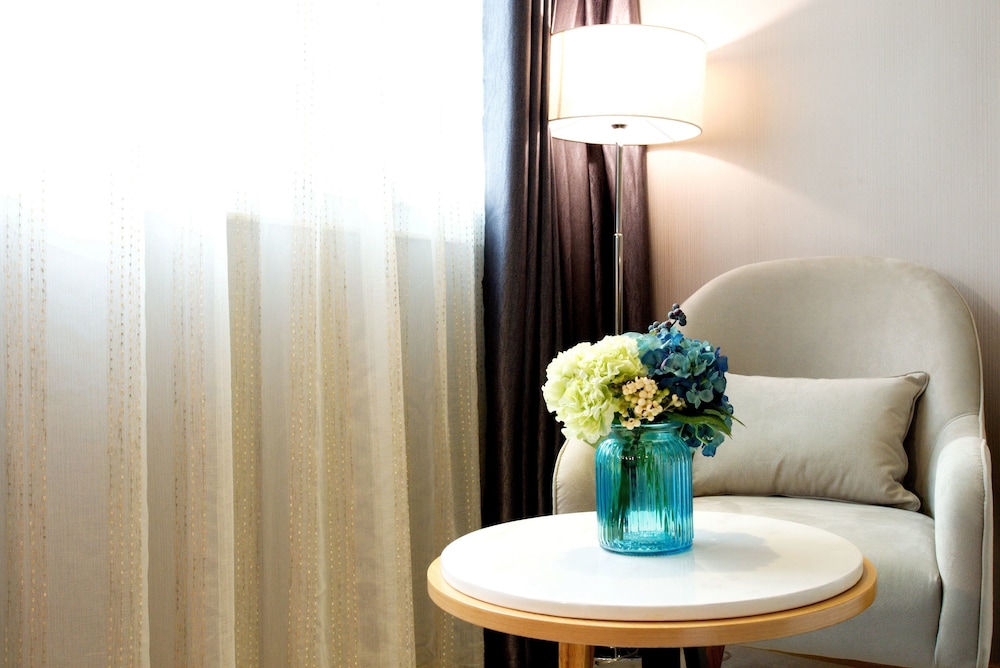 Business Queen Room