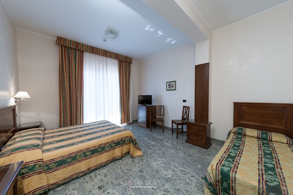 Classic Double Room Single Use - Photo 3