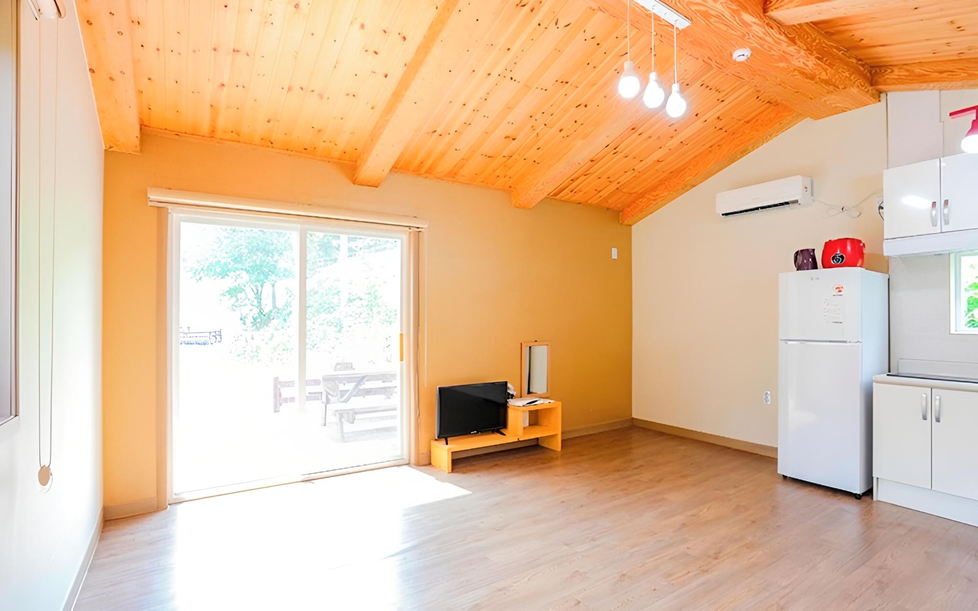 Room (Pine tree)