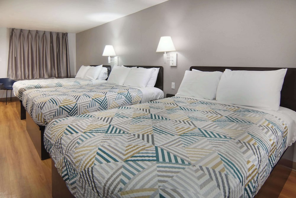 Standard Room, Multiple Beds, Non Smoking photo 2