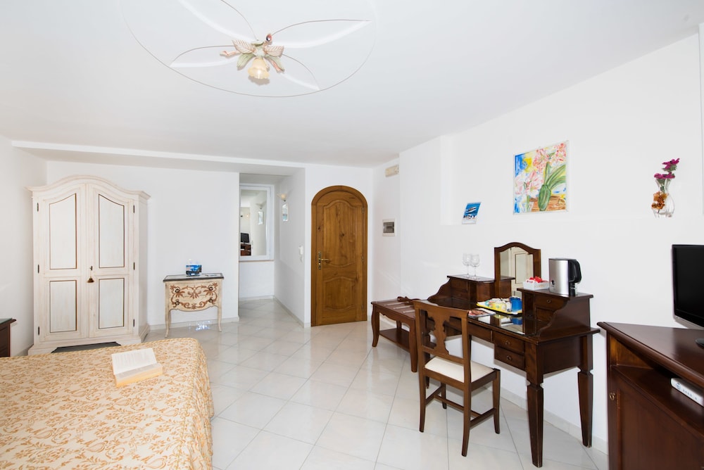 Standard Double Room, Balcony, Partial Sea View photo 3