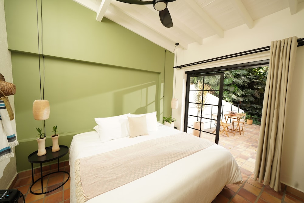 Deluxe Room - Photo 15