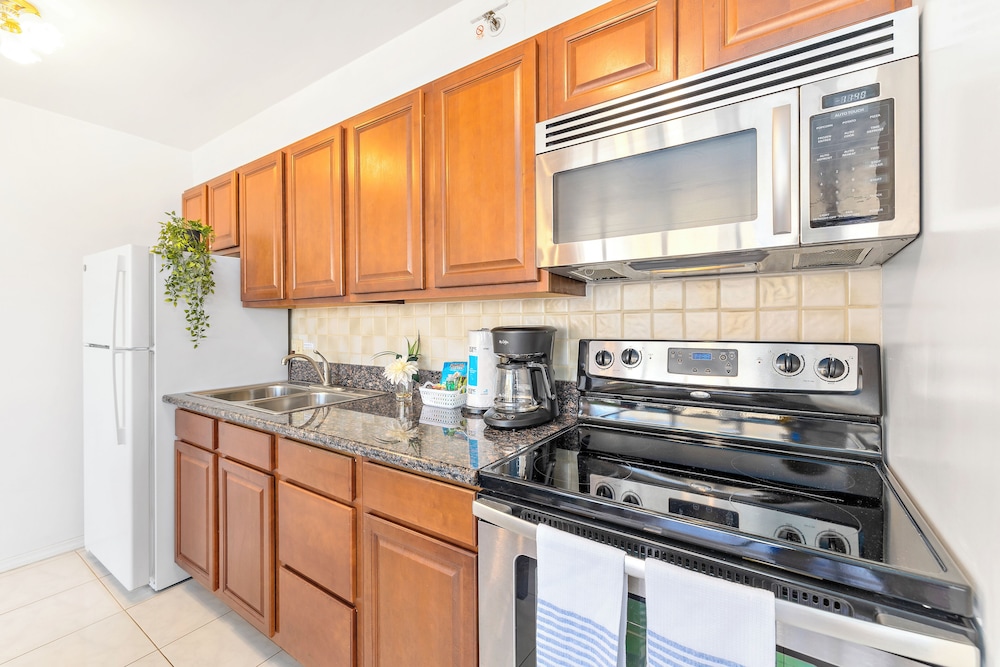 High Floor Ocean View Condo (King Bed and Parking): City Condo, 1 Bedroom, Balcony, Ocean View (0076) photo