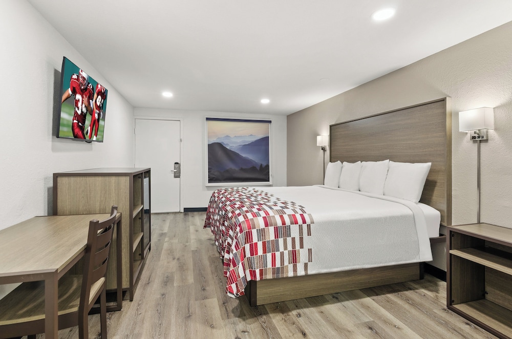 Deluxe Room, 1 King Bed, Smoking photo 3