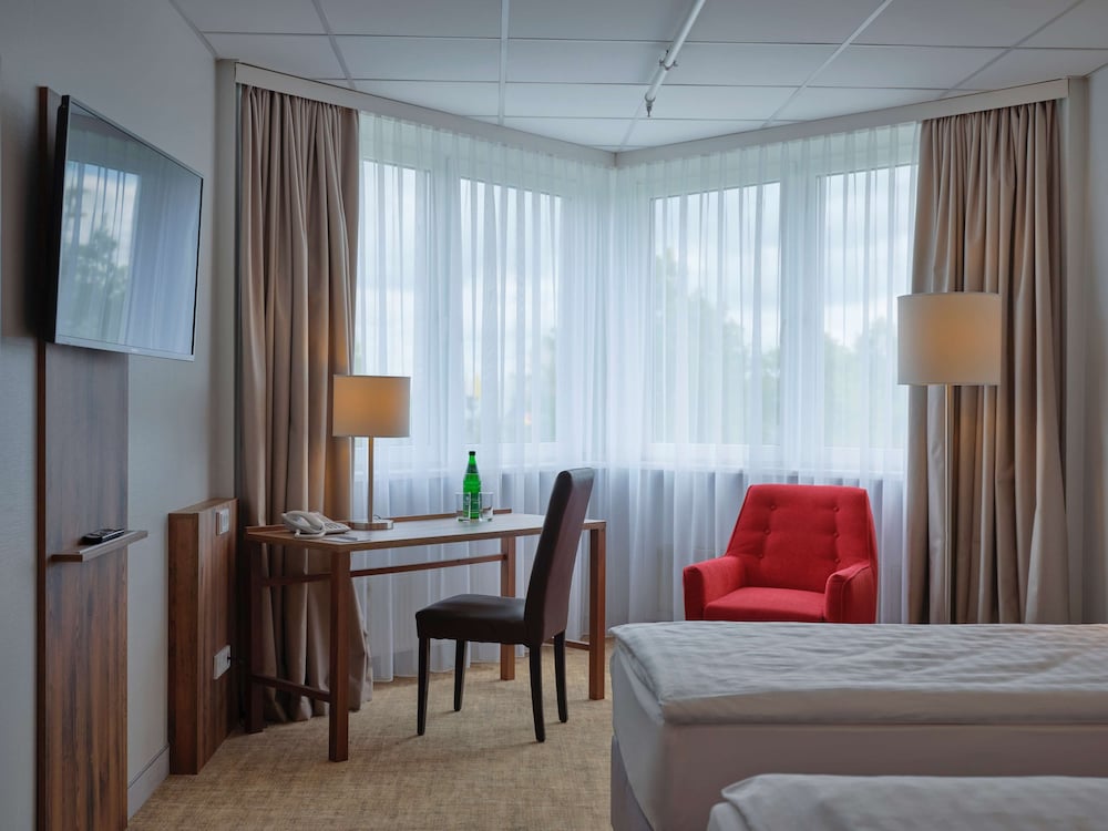 Business Room, 1 Double Bed (Converts to 2 Twin Beds) - Photo 1
