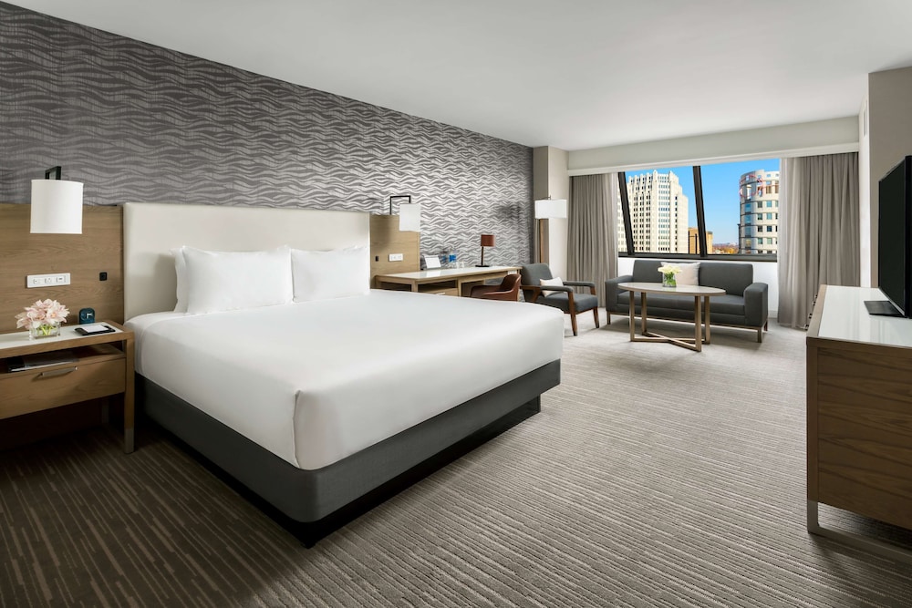 Standard Room, 1 King Bed, Accessible Tub - Photo 3