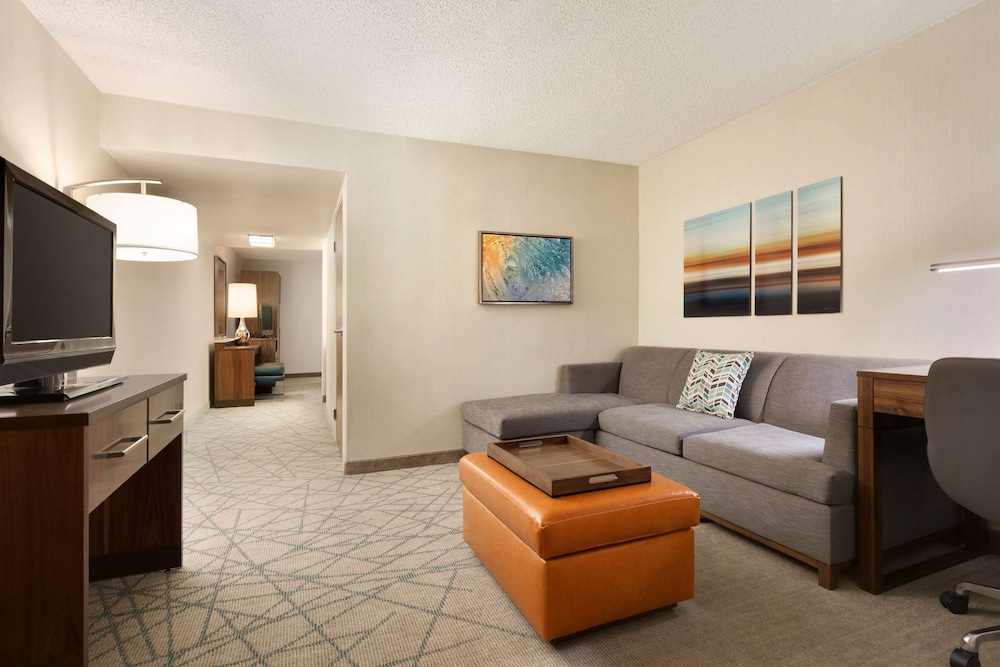 Grand Suite, 1 King Bed, Accessible (Mobility & Hearing - Roll-in Shower) photo 3