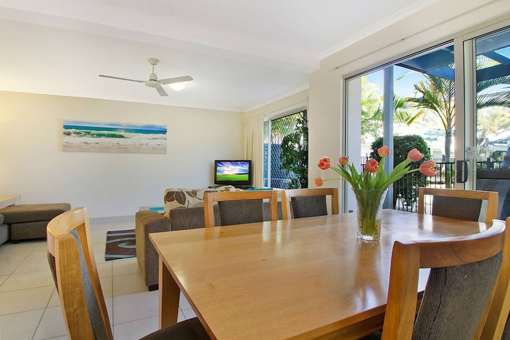 3 Bedroom Poolside Townhouse - Photo 3