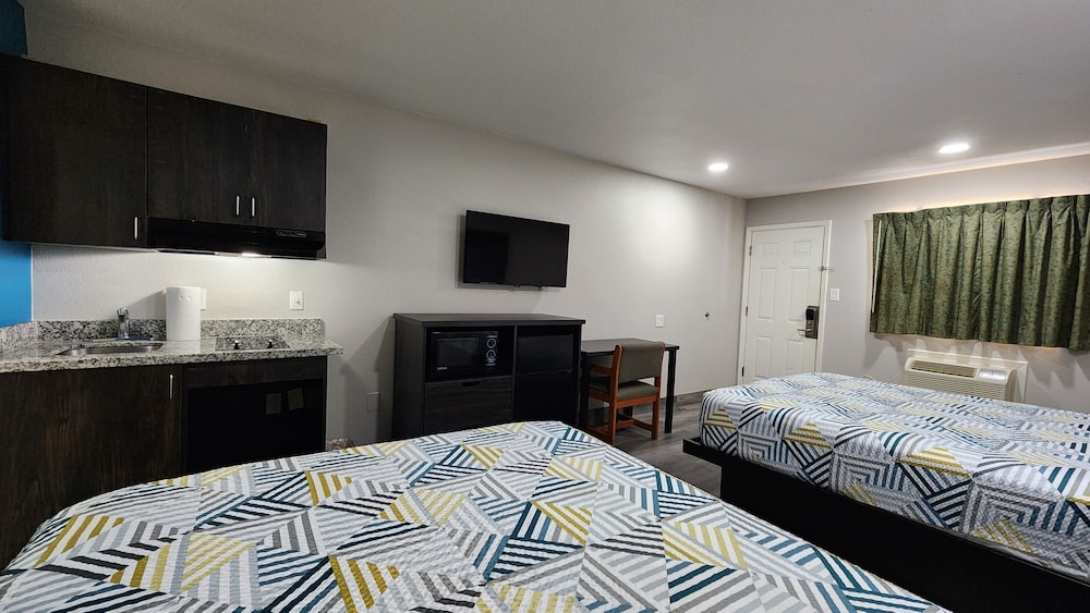 Room, 2 Queen Beds, Non Smoking, Kitchenette - Photo 1