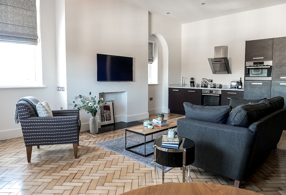 Deluxe One-Bedroom Apartment