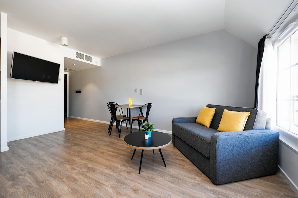 Studio, Accessible - Photo 7
