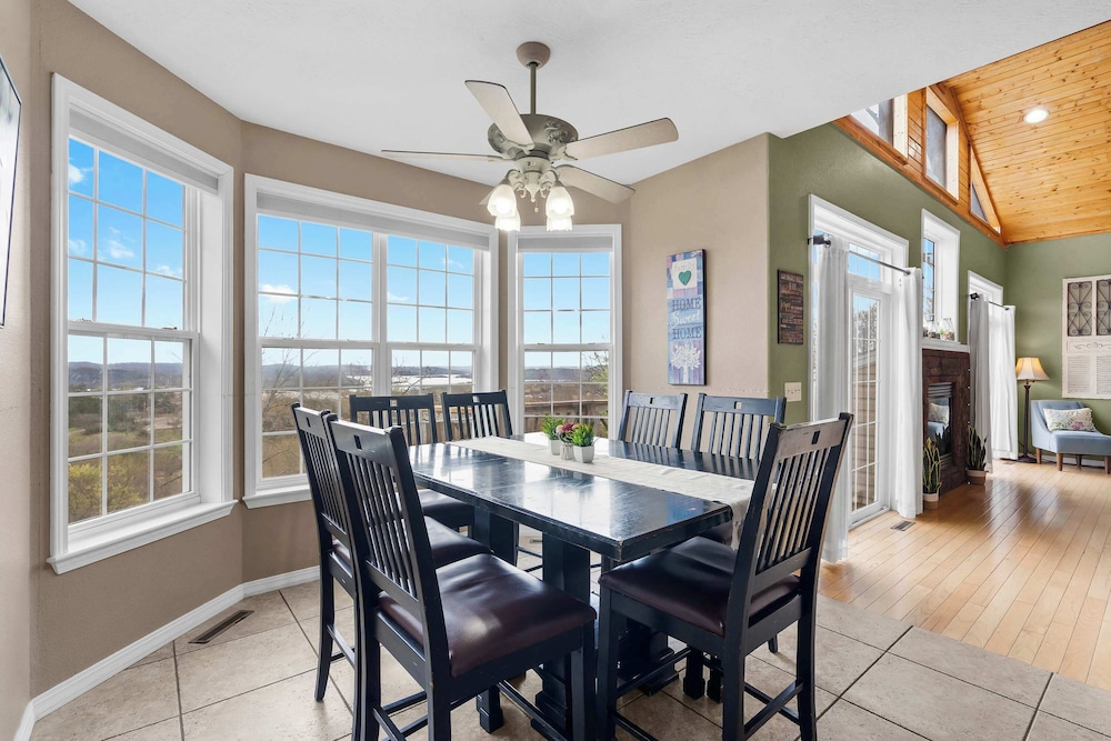 House, Multiple Beds, Patio, Mountain View (The Greenview Manor) photo 2