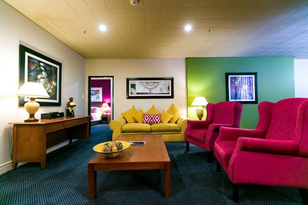 Suite, 1 King Bed - Photo 3