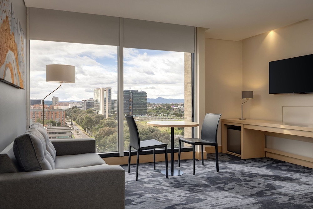 Suite, 1 Bedroom - Photo 2