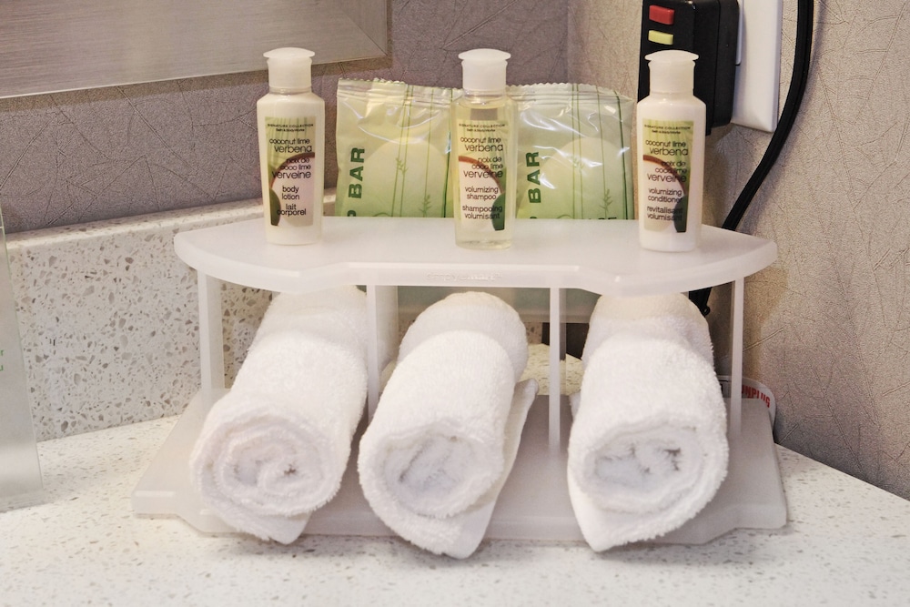 Suite, Multiple Beds thumbnail 6
