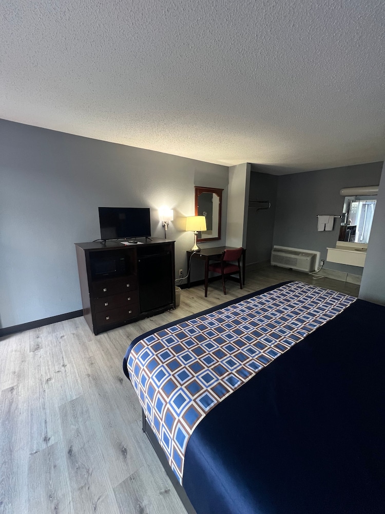 Standard Room, 1 King Bed, Non Smoking photo 2
