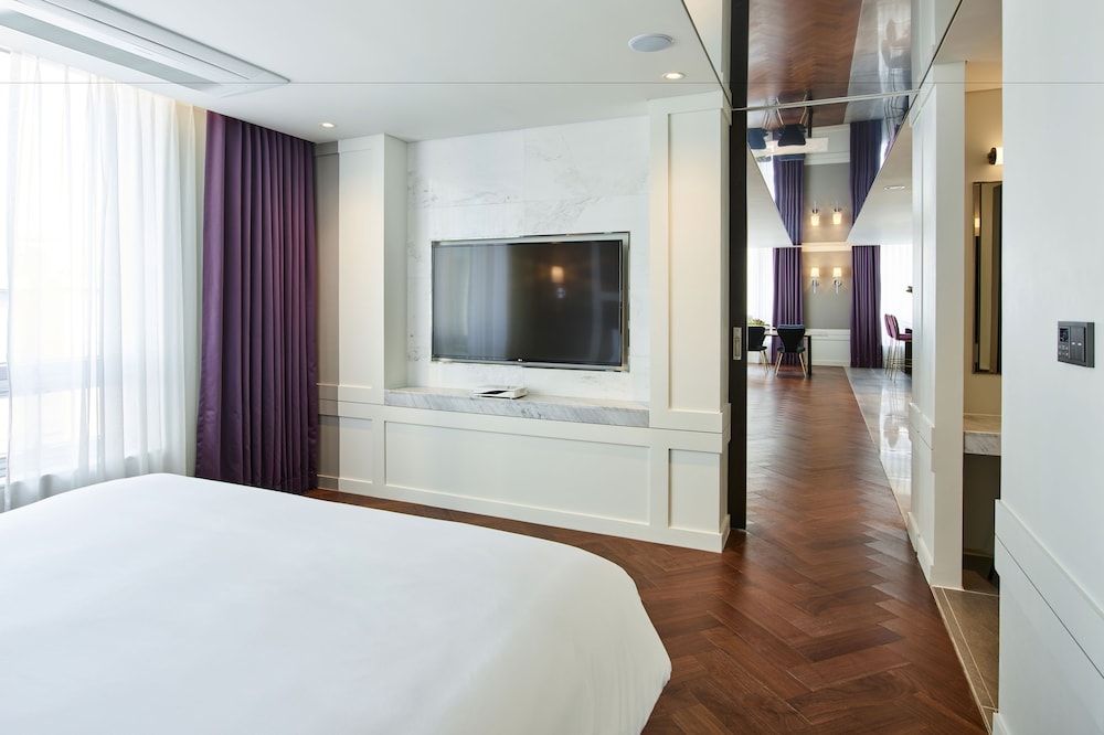Newv Suite photo 2
