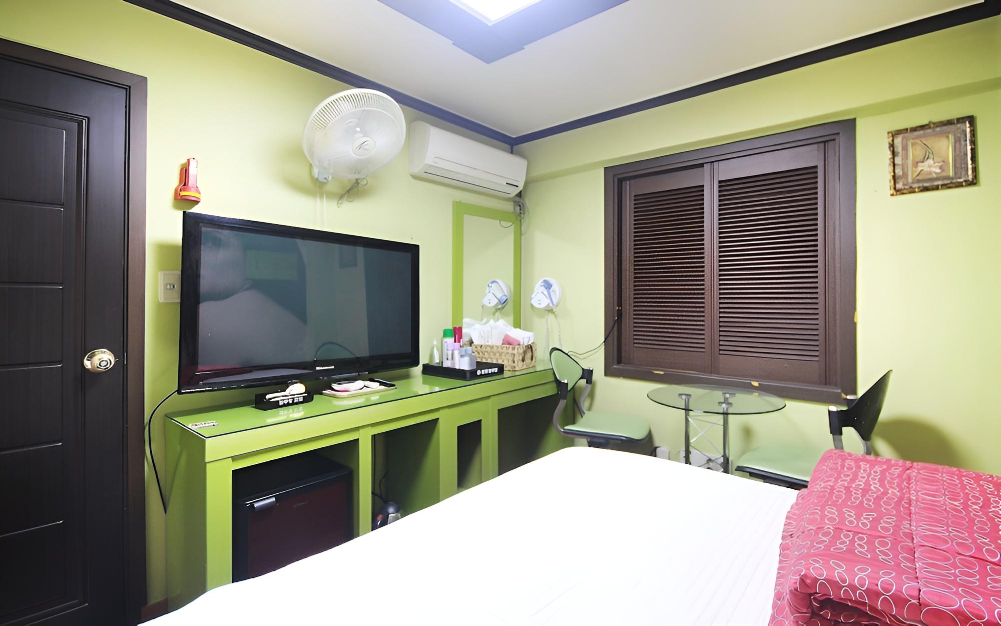 Room (Standard Room) - Photo 4