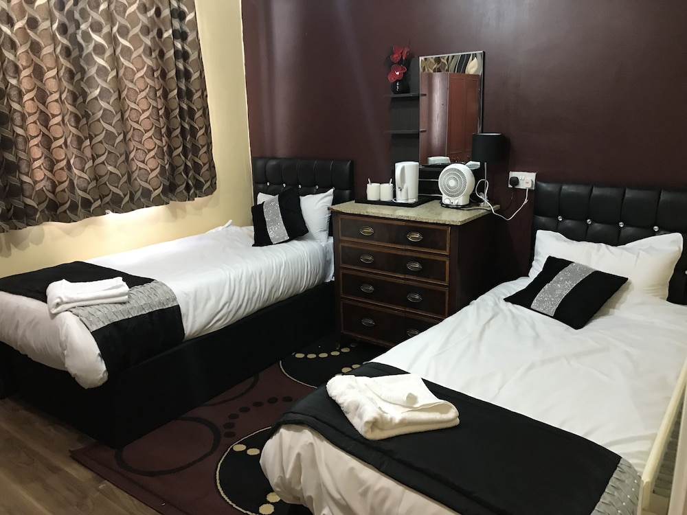 Basic Twin Room, Shared Bathroom photo 3