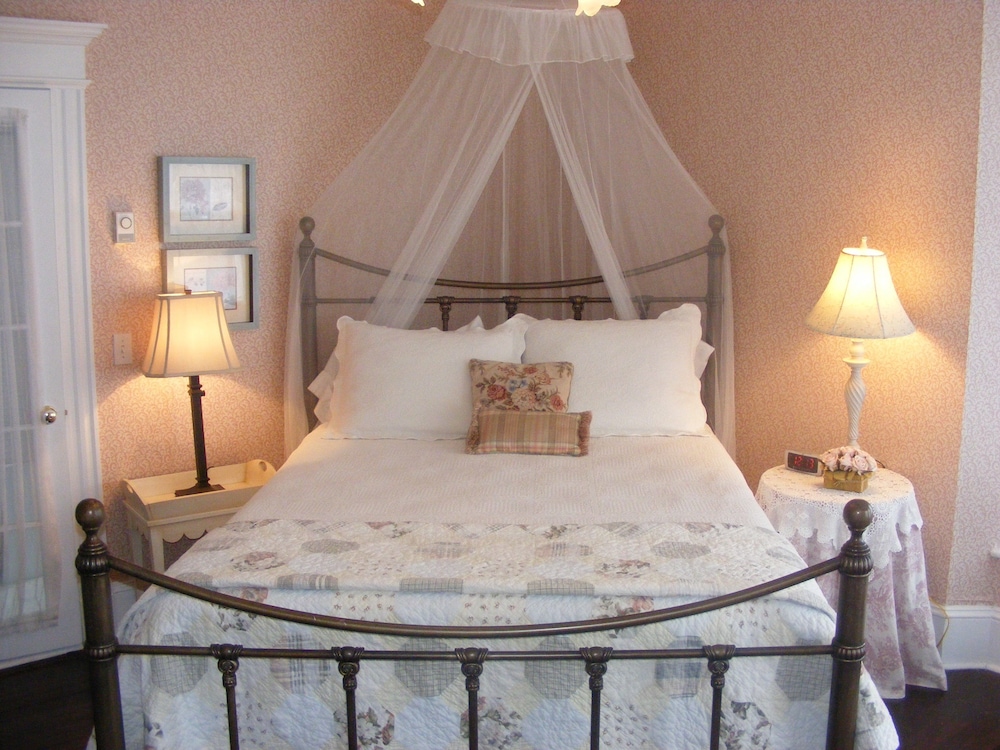 Room, 1 Queen Bed, Fireplace, Oceanfront photo 1