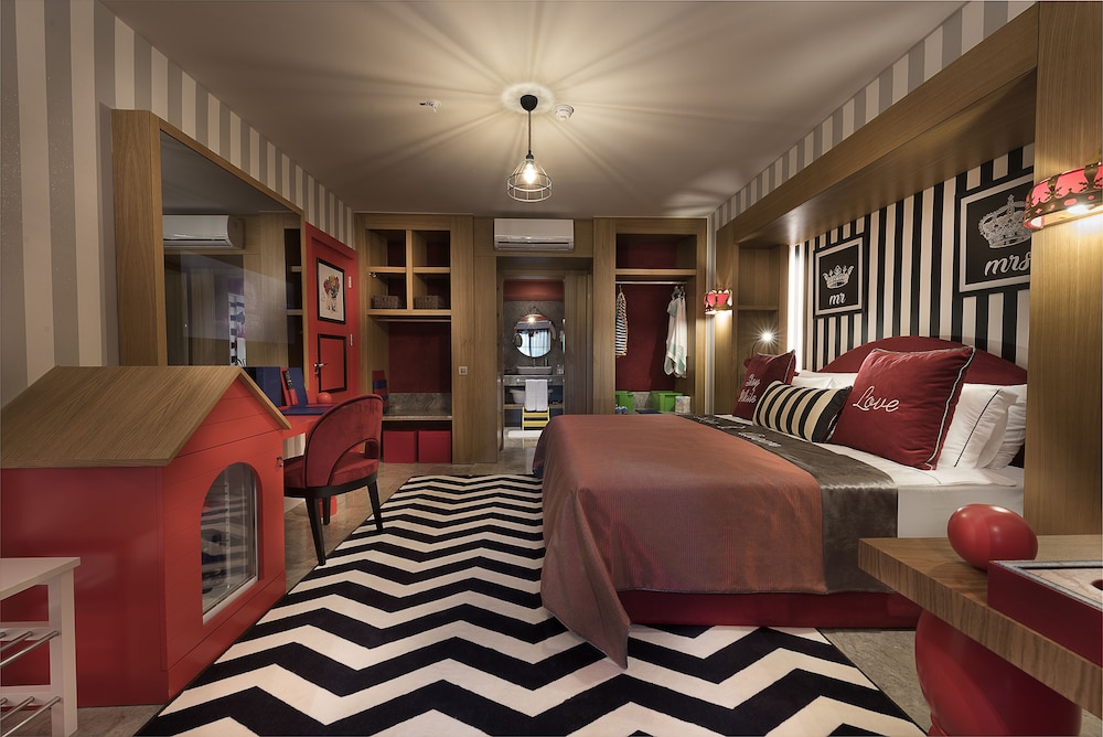 Family Room thumbnail 5