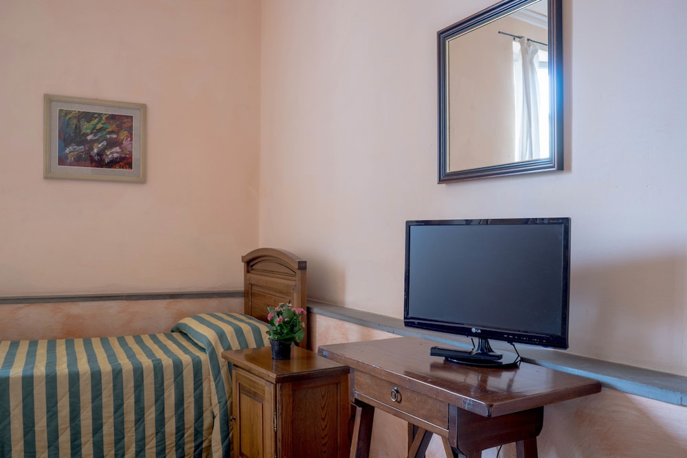 Economy Double Room, Shared Bathroom photo 1